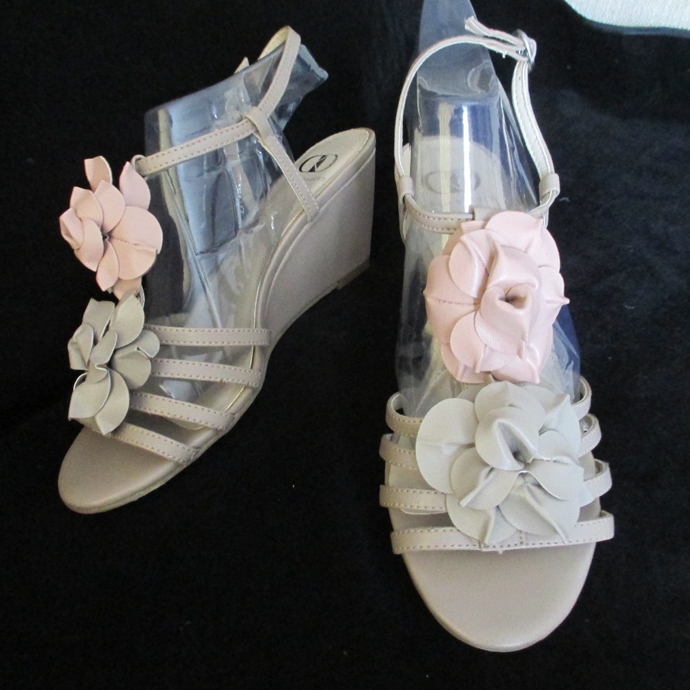 $215 KELSI DAGGER raised mum strap SANDAL 8m